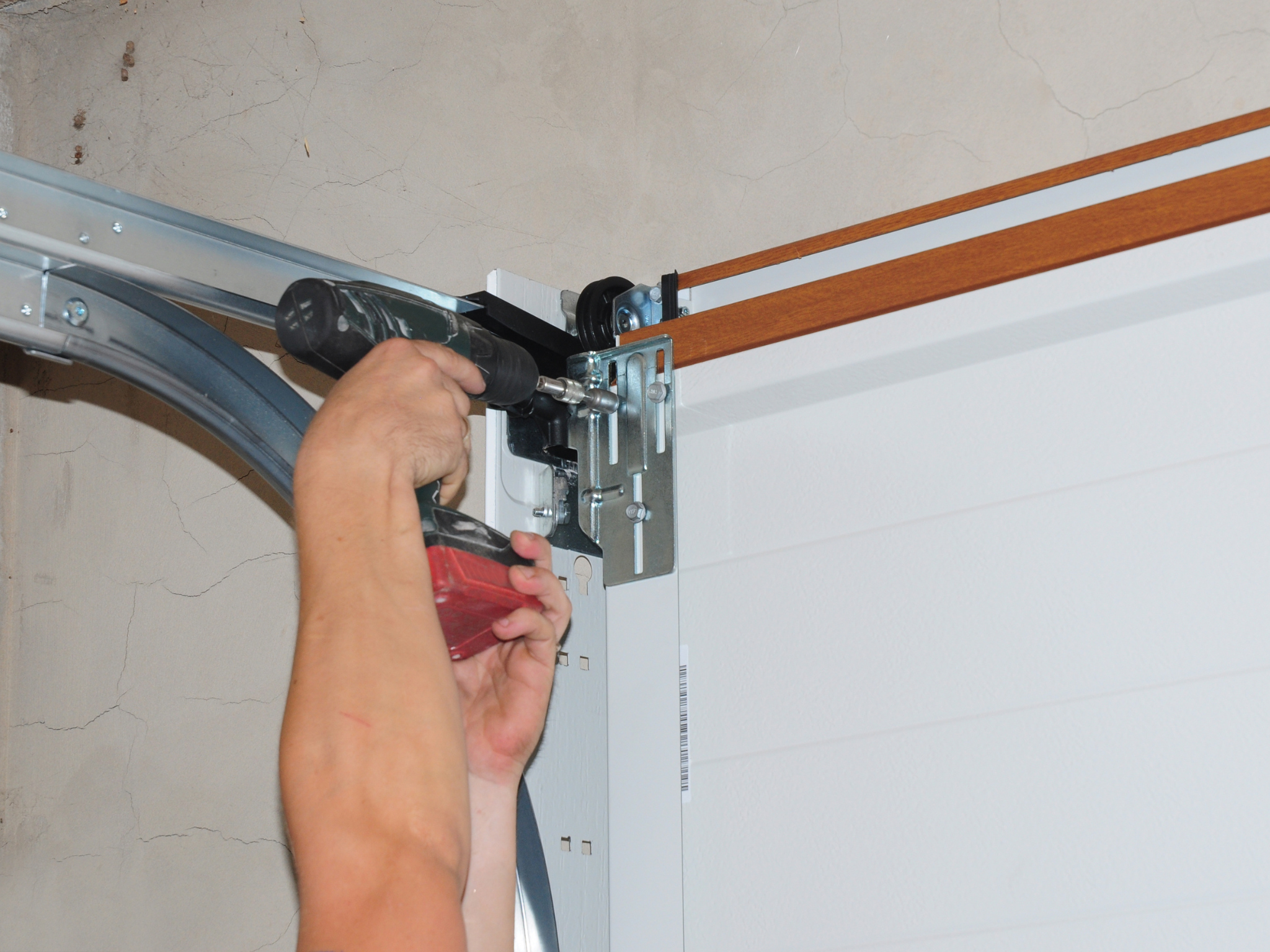 Read more about the article Williamsburg Emergency Garage Door Repair: 24/7 Expert Service